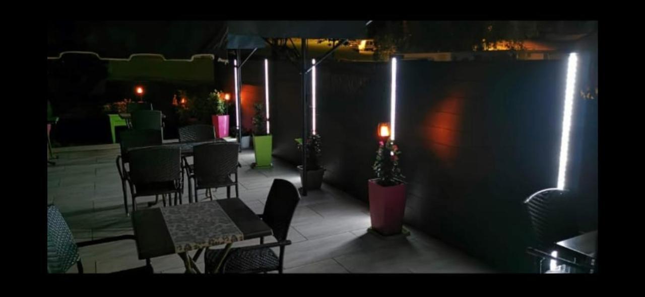 Hotel Le Bambi Baume-les-Dames Eksteriør bilde